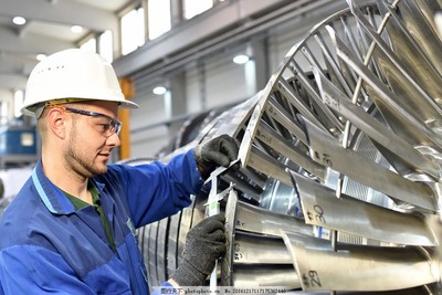 制造燃气轮机的工程师图片